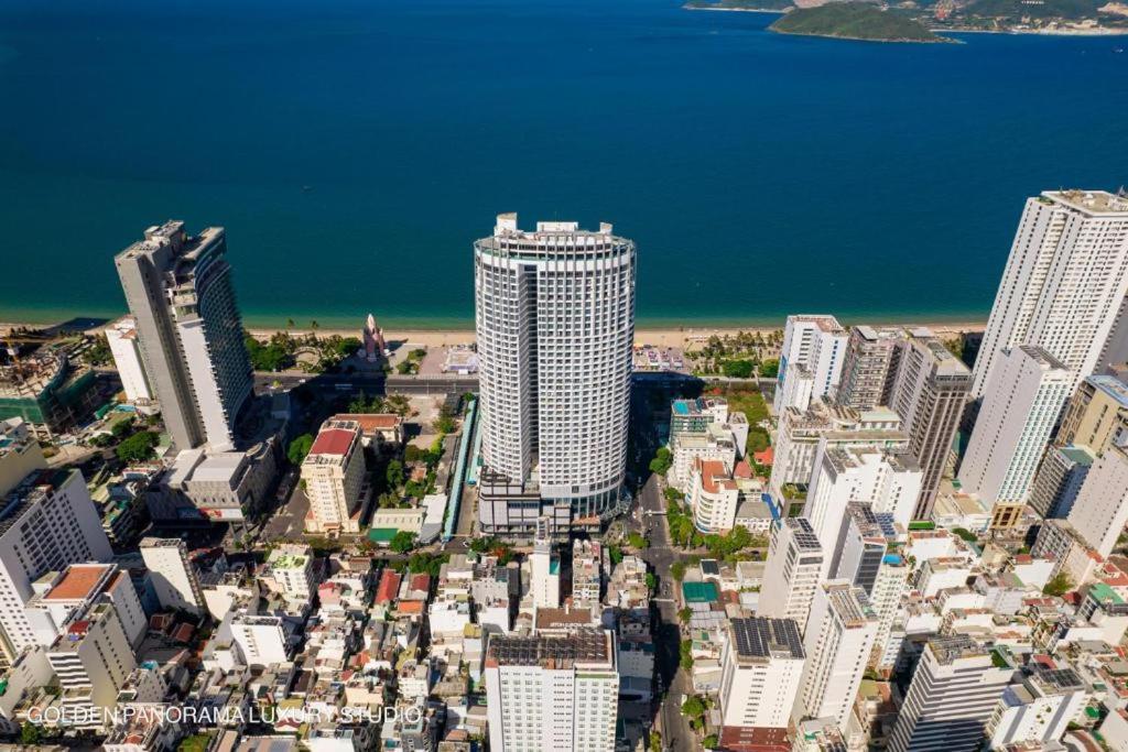 Cảnh Nha Trang hoặc tầm nhìn thành phố từ khách sạn căn hộ
