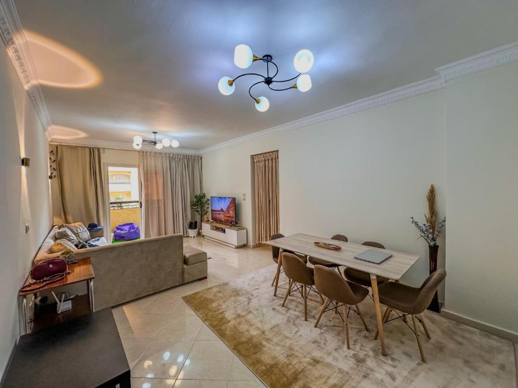 開羅的住宿－Joe Excellence Residence，客厅配有桌子和沙发