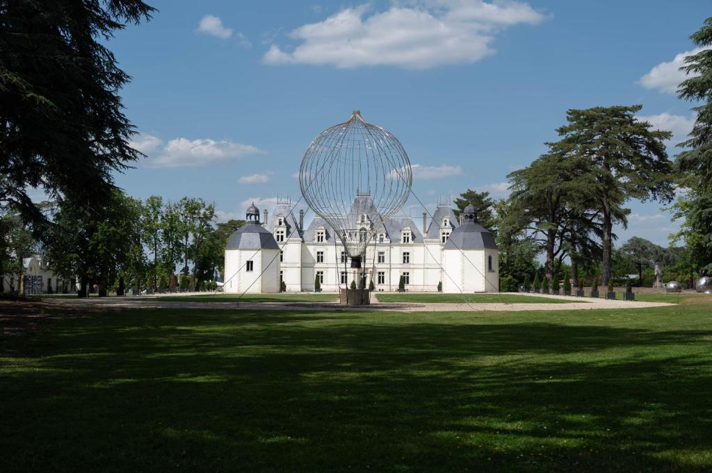 un grand bâtiment blanc avec une grande boule en haut dans l'établissement Château de Maubreuil, à Carquefou