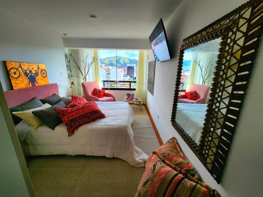 庫斯科的住宿－Apartamento de lujo en zona exclusiva de Cusco，一间卧室配有一张床和一面大镜子