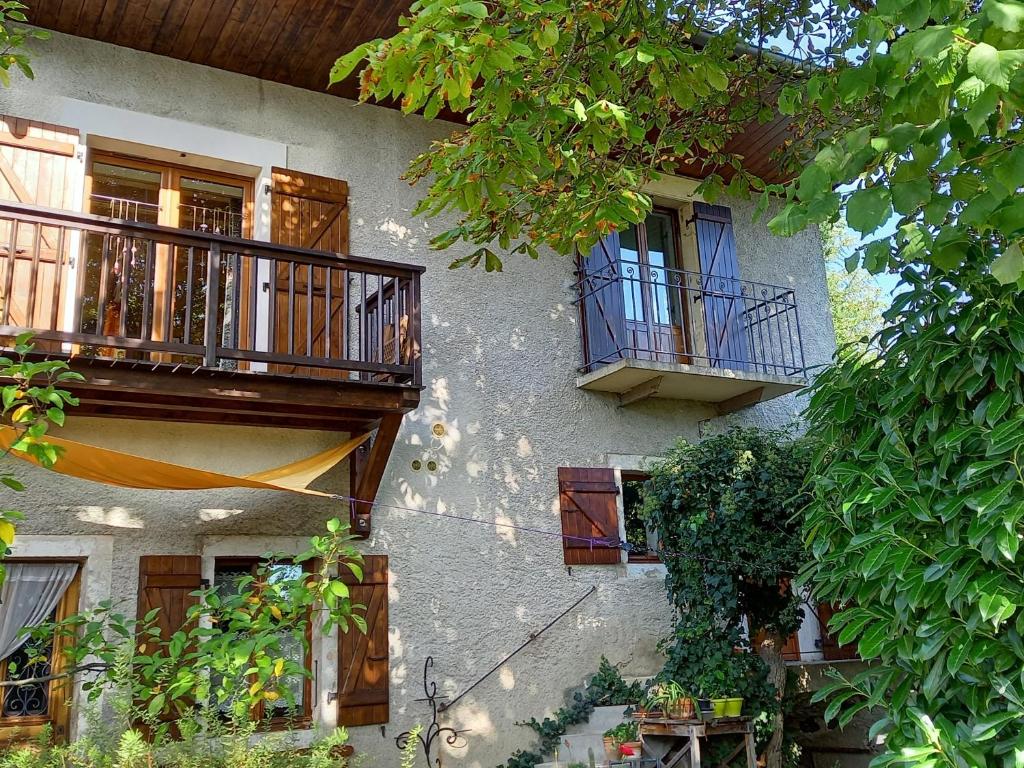 - un bâtiment avec des balcons et des plantes dans l'établissement 