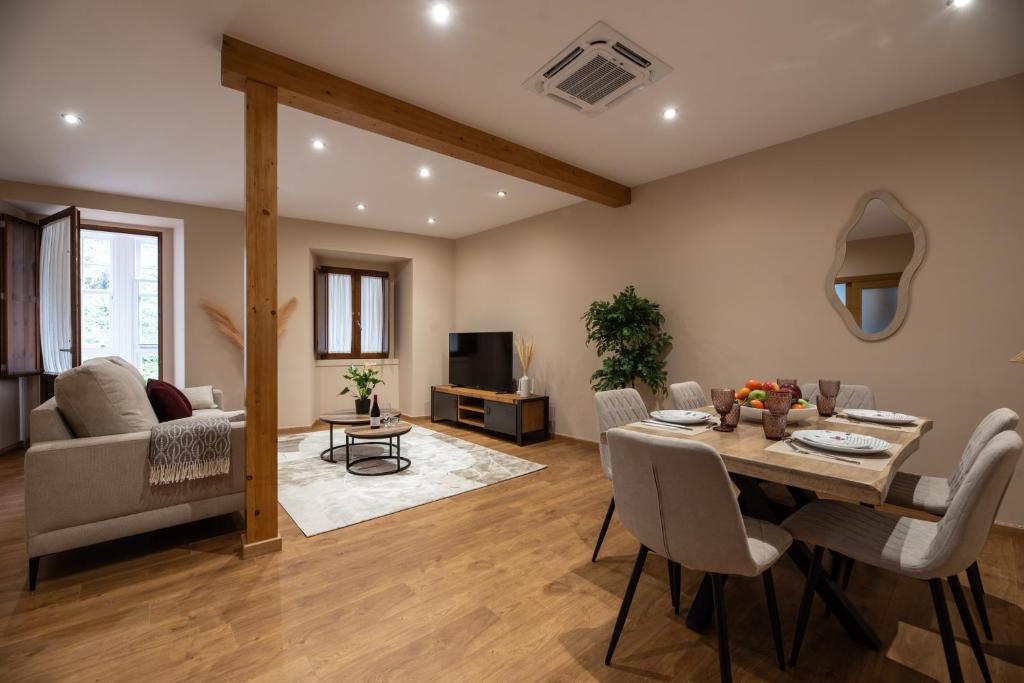 ein Wohnzimmer mit einem Tisch und einem Sofa in der Unterkunft EREA in Monforte de Lemos