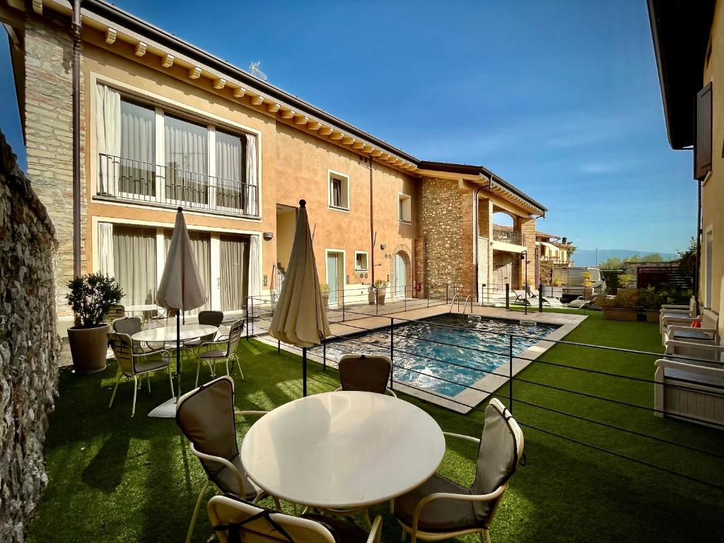 The swimming pool at or close to Villa Fontanelle Gardapartments