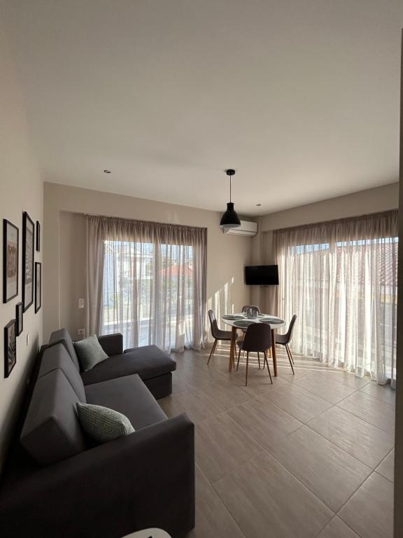 a living room with a couch and a table at Cozy Home in Gastoúni