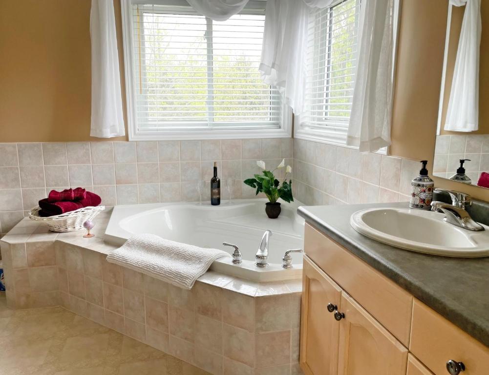 een badkamer met een bad en een wastafel bij Hammer Haus in Waterloo