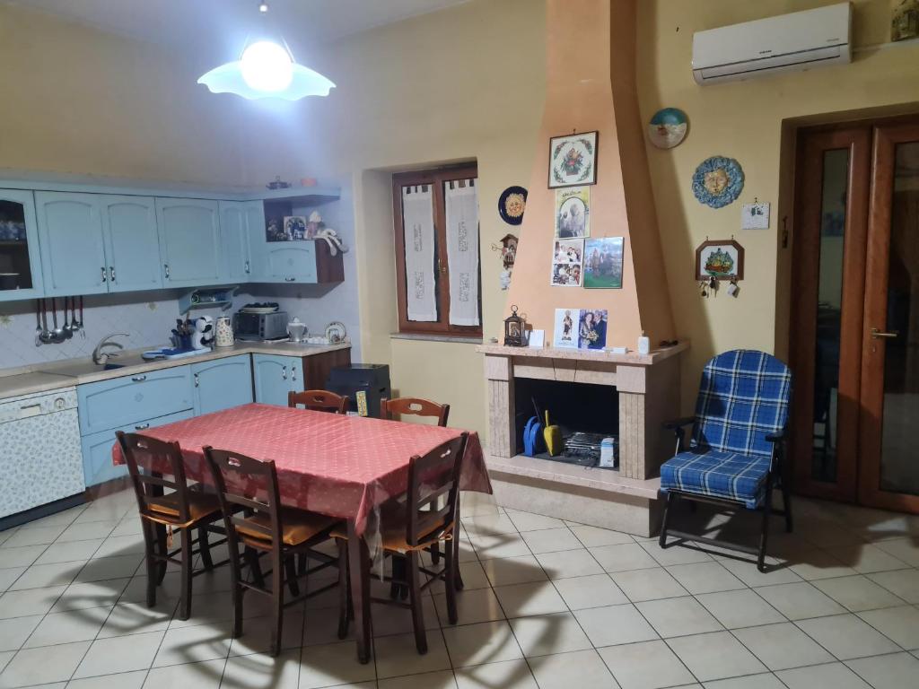 cocina con mesa y sillas en una habitación en EnzAnt, en Cicciano