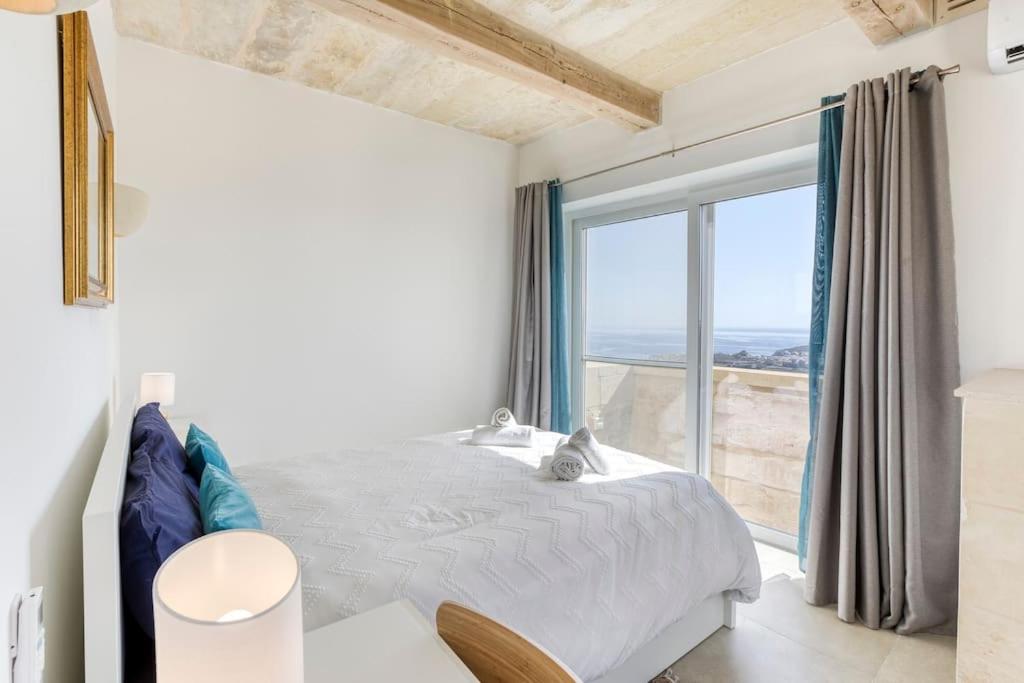 Postel nebo postele na pokoji v ubytování A 2BR farmhouse with private pool in Zebbug & BBQ by 360 Estates