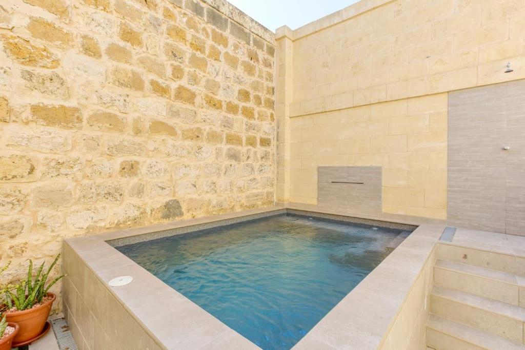 Bazén v ubytování A 2BR farmhouse with private pool in Zebbug & BBQ by 360 Estates nebo v jeho okolí