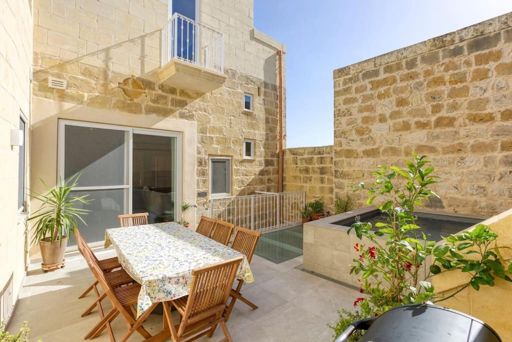 Balkón nebo terasa v ubytování A 2BR farmhouse with private pool in Zebbug & BBQ by 360 Estates