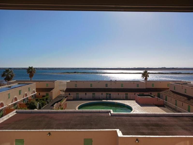 un immeuble avec piscine à côté de l'océan dans l'établissement Appartement avec magnifique vue sur mer, à Gruissan