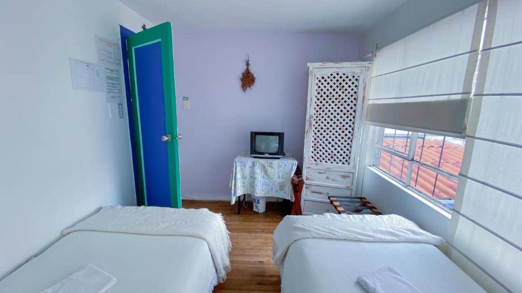Postel nebo postele na pokoji v ubytování Sakti Hostal B&B