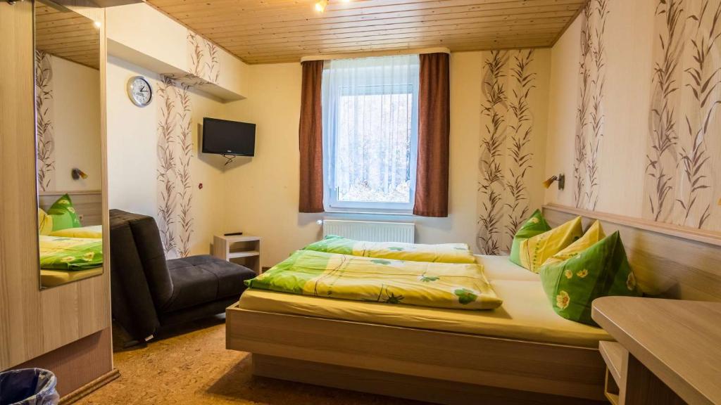 Camera piccola con letto e finestra di Landgasthof Probstei Zella a Frankenroda