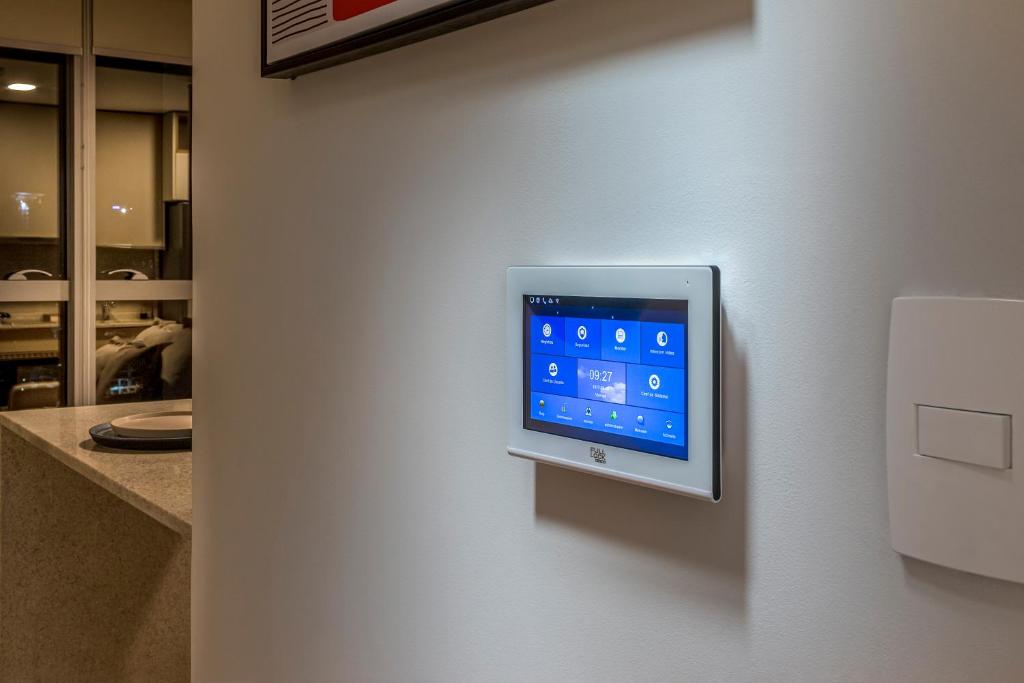 A television and/or entertainment centre at ÚNICO - Stay & Residences by AVA