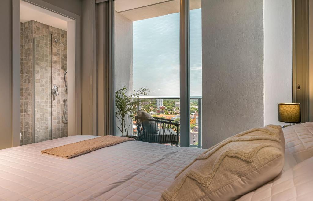 A bed or beds in a room at ÚNICO - Stay & Residences by AVA