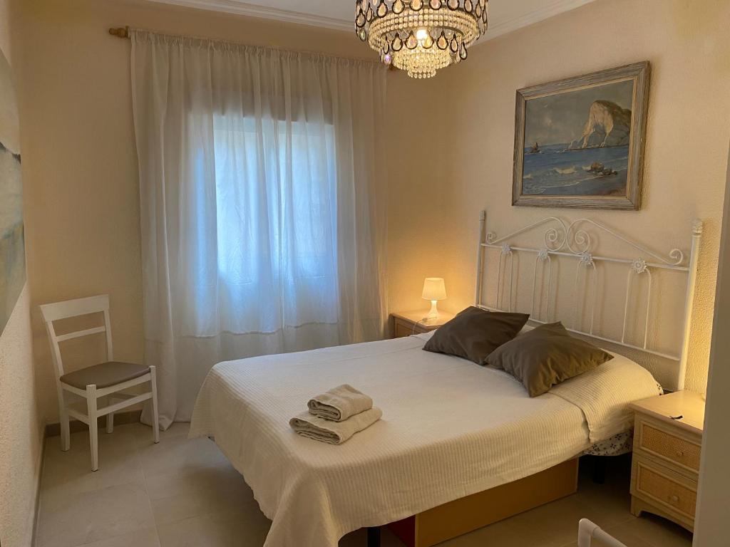 マラガにあるLa Union Malagaのベッドルーム1室(白いベッド1台、シャンデリア付)