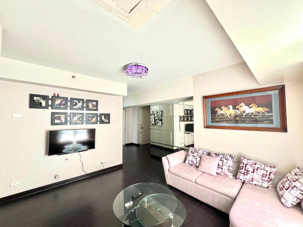 TV a/nebo společenská místnost v ubytování Huge 2BR Condo in IT Park Cebu