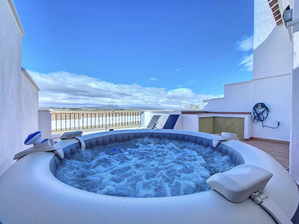 una vasca idromassaggio sul balcone di un edificio di La Torre Golf Resort - 2910 a Roldán