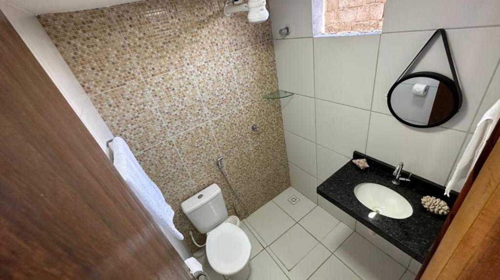 La petite salle de bains est pourvue de toilettes et d'un lavabo. dans l'établissement Pousada Maré Forte, à Cascavel