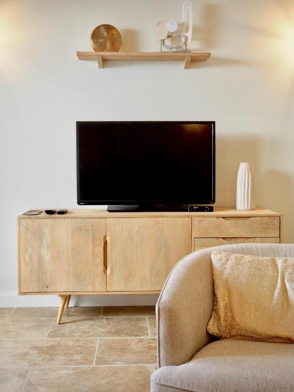 TV a/nebo společenská místnost v ubytování Le Jas de Joucas Hôtel-Restaurant