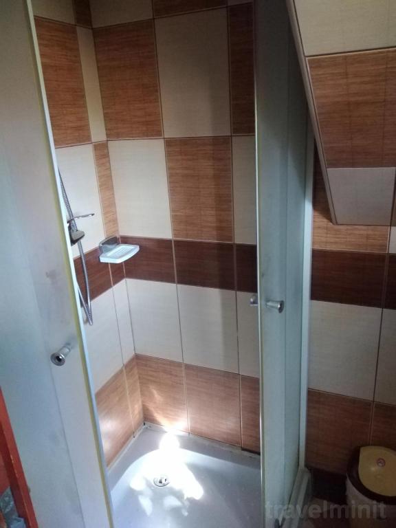 una doccia con una porta in vetro in un bagno di Casa Sóhegy Praid a Praid