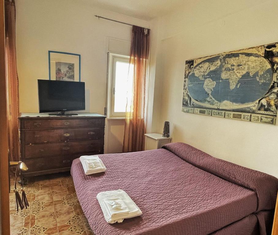 ファルコナーラ・マリッティマにあるCleo Magnoliaのベッドルーム(ベッド1台、ドレッサー、テレビ付)