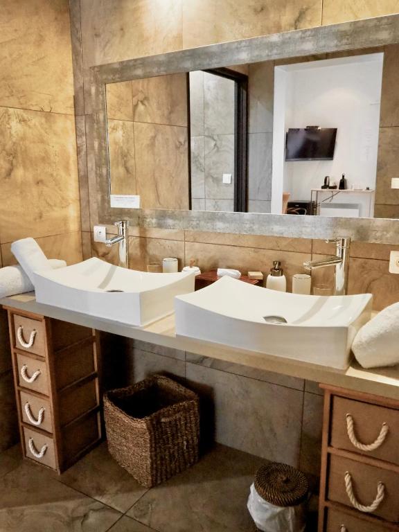 Koupelna v ubytování Le Jas de Joucas Hôtel-Restaurant