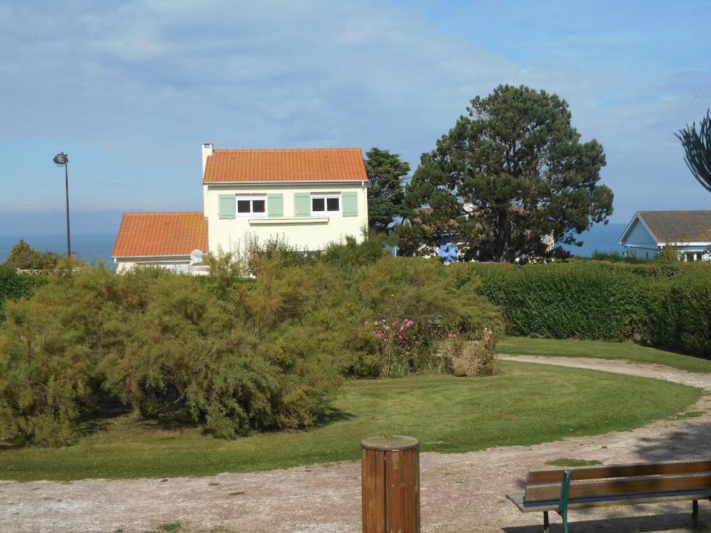 a white house with a red roof on a hill at VILLA LES MOUETTES - Maison 8 couchages in Quiberville