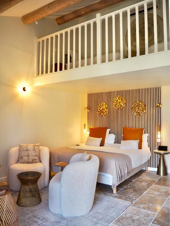Postel nebo postele na pokoji v ubytování Le Jas de Joucas Hôtel-Restaurant