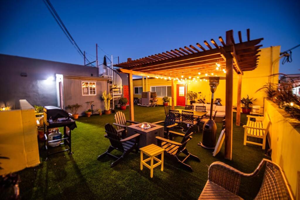 patio ze stołami i krzesłami oraz pergolą w obiekcie Urban Classic! 2BR with rooftop in heart of SD w mieście San Diego