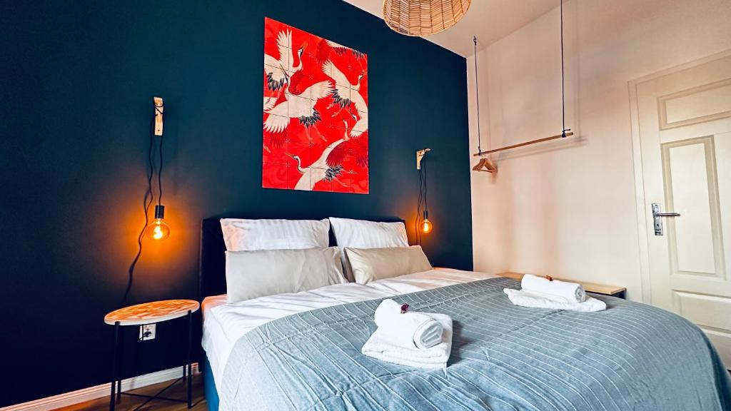een slaapkamer met een bed met handdoeken erop bij Apartment FAUNA in Halle an der Saale in Halle an der Saale