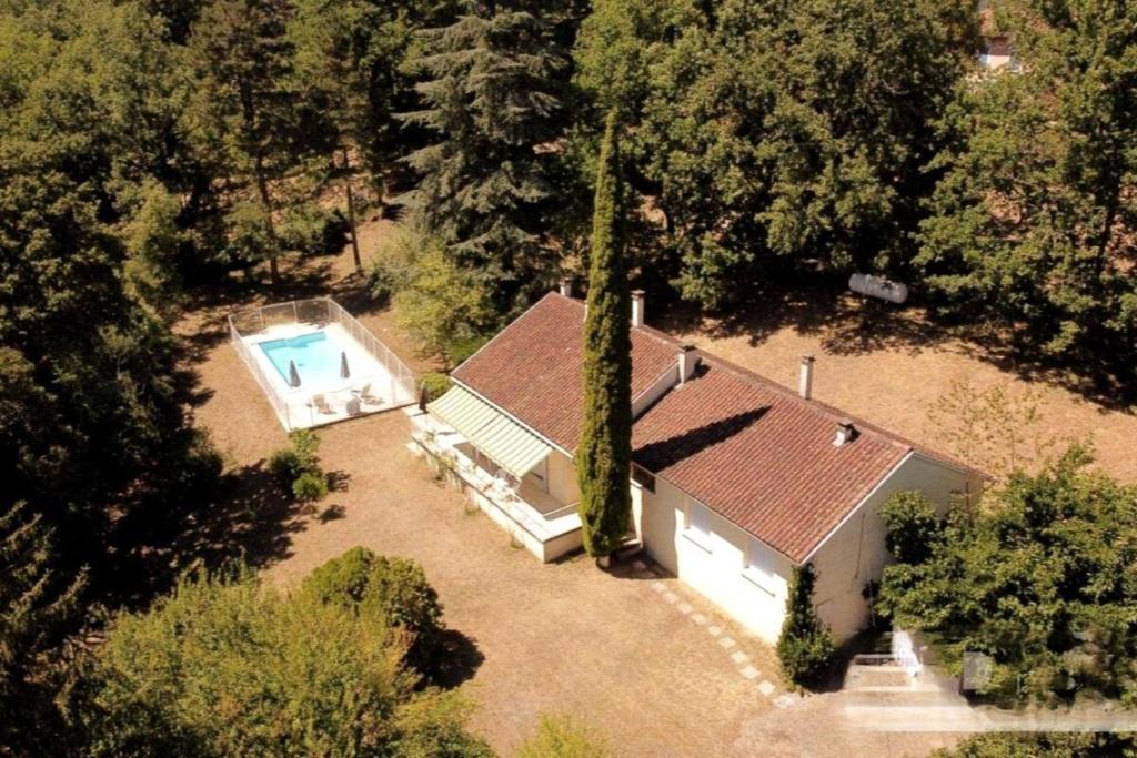 eine Draufsicht auf ein Haus mit Swimmingpool in der Unterkunft Villa en pleine nature avec piscine privée - 8 couchages - 4 chambres - Proche St Antonin Noble Val in Penne