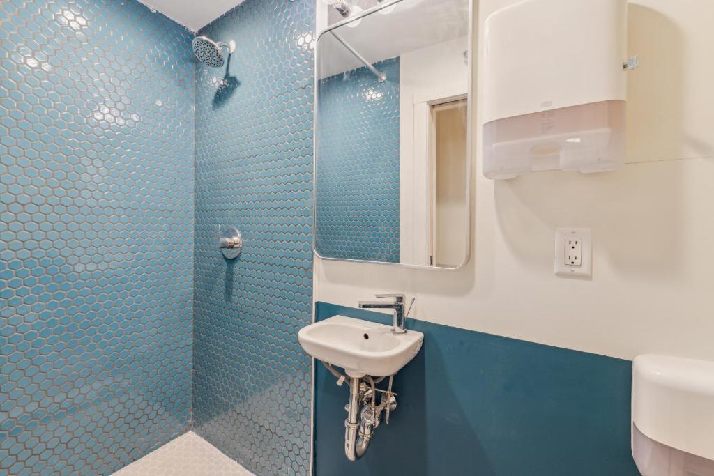 Koupelna v ubytování Meco Hotel