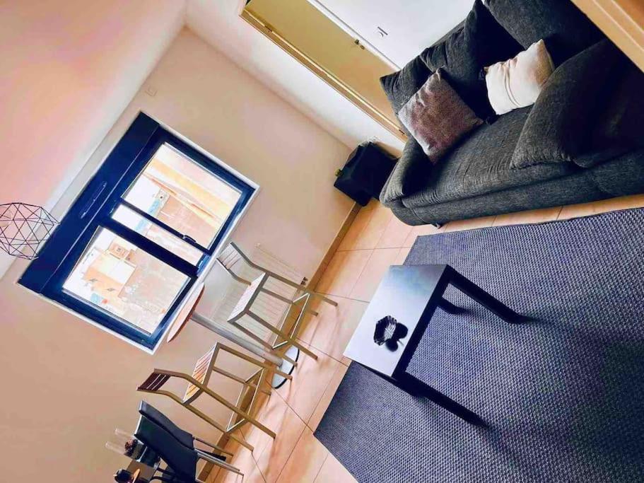 une vue aérienne d'un salon avec un canapé et des chaises dans l'établissement Mon nuage de Jaude, à Clermont-Ferrand