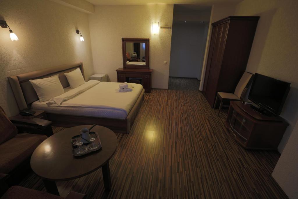 Postel nebo postele na pokoji v ubytování Hotel Denis