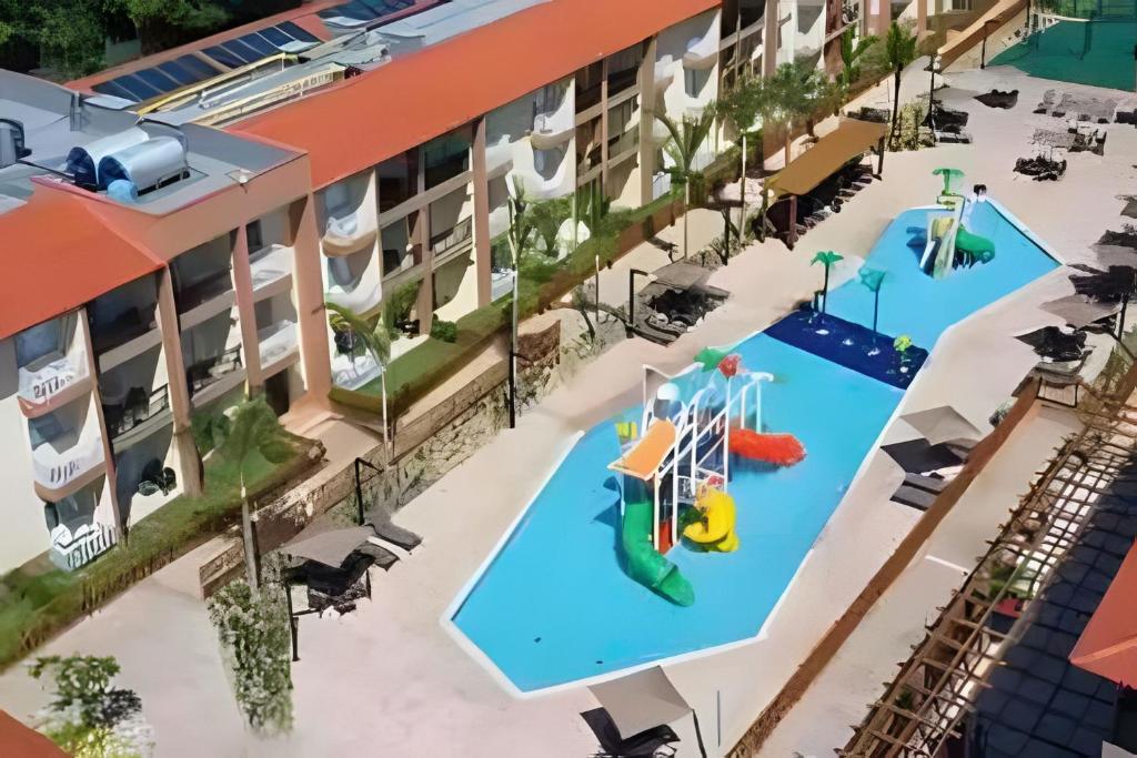 un artiste rendant un bâtiment avec deux piscines dans l'établissement Ondas Praia Resort em Porto Seguro, à Porto Seguro
