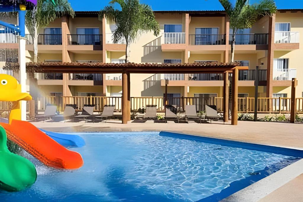 Bazén v ubytování Ondas Praia Resort em Porto Seguro nebo v jeho okolí