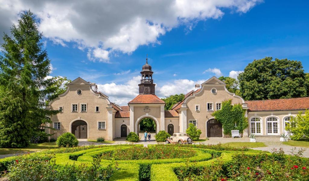 a mansion with a garden and a tower at Pałac Galiny in Bartoszyce- Galiny