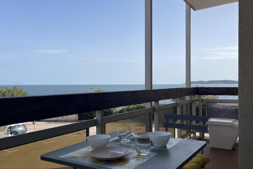 - une table sur un balcon avec vue sur l'océan dans l'établissement Studio avec terrasse vue mer proche centre ville, à Sainte-Maxime