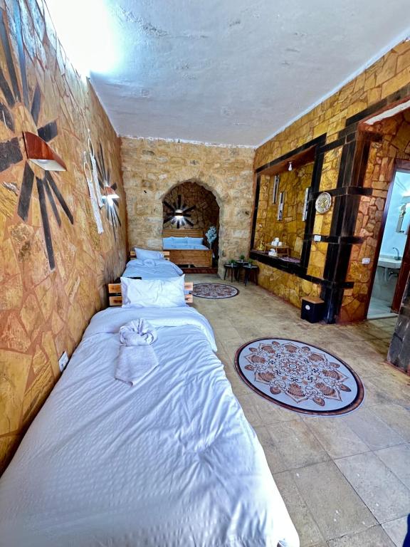ein Schlafzimmer mit einem großen Bett in einem Zimmer in der Unterkunft DanaBlack iris house in Dana