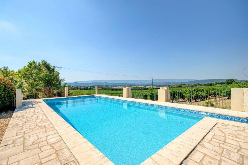 A piscina em ou perto de Vilajoun