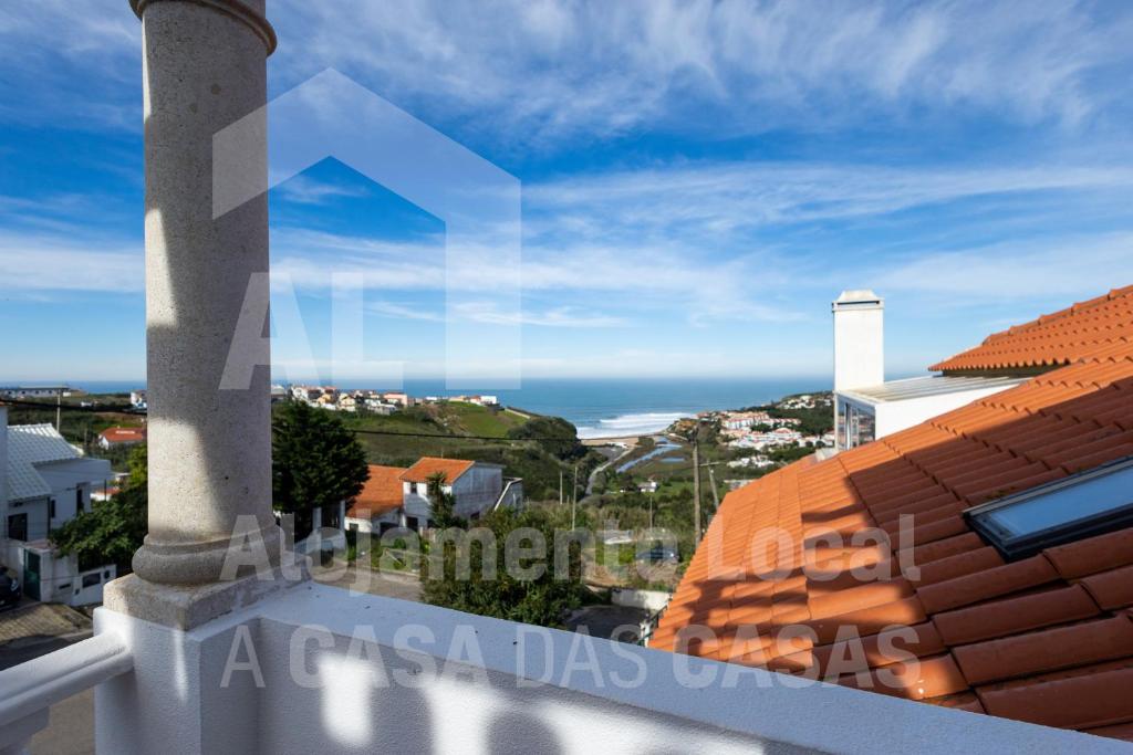 een balkon met uitzicht op de oceaan bij Casa Sardine by ACasaDasCasas in Ericeira