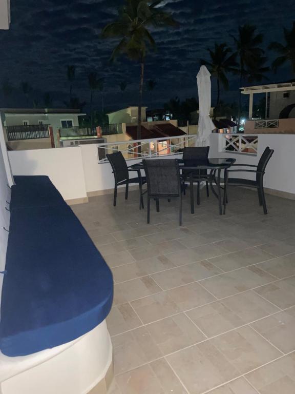 um pátio com cadeiras e uma mesa no telhado em Beach Apartment em Punta Cana