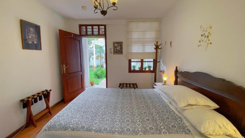 Postel nebo postele na pokoji v ubytování Sakti Hostal B&B