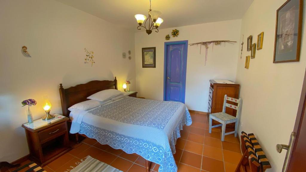 Postel nebo postele na pokoji v ubytování Sakti Hostal B&B