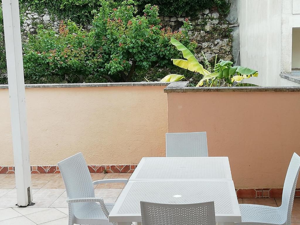 un tavolo bianco e sedie su un patio di Casa vacanze otranto a Otranto