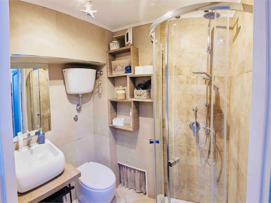ein Bad mit einer Dusche, einem WC und einem Waschbecken in der Unterkunft Apparthenope in Neapel