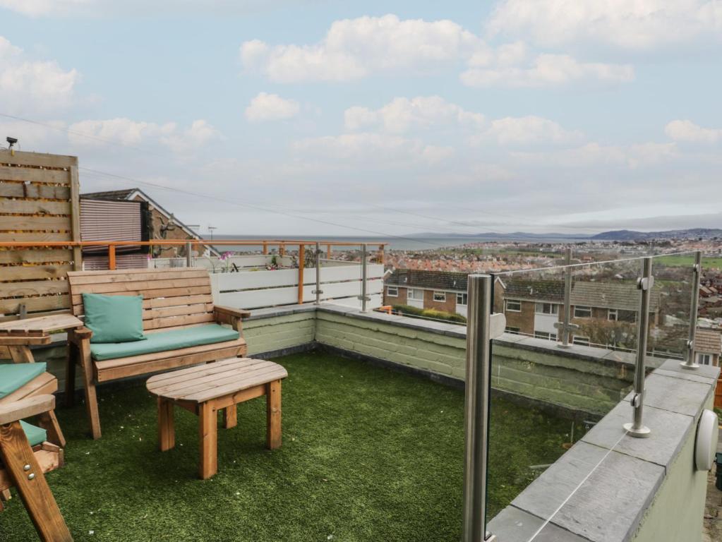 einen Balkon mit Stadtblick in der Unterkunft Jasmine Villa in Llandudno