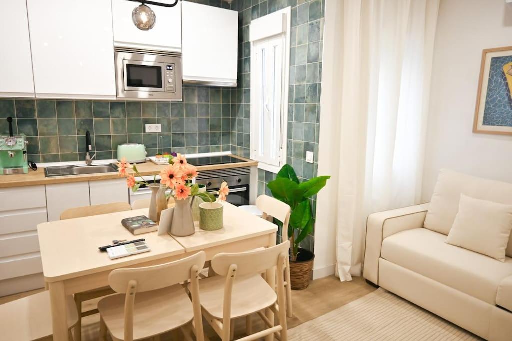 a kitchen and living room with a table and a couch at For You Rentals Espléndido Apartamento de tres Dormitorios BEI41 in Madrid