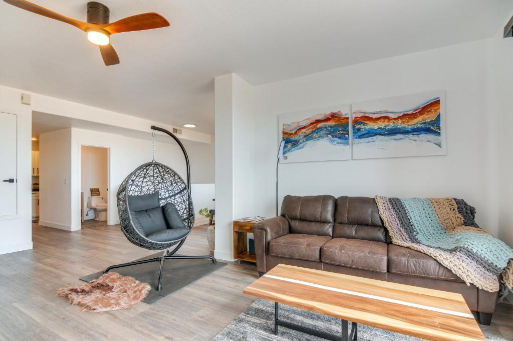 Posezení v ubytování Lake Powell Views Adobe Townhome with Patio