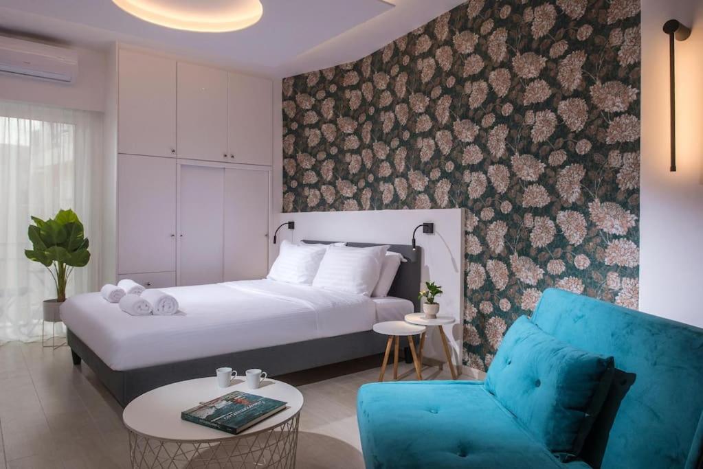 Un pat sau paturi într-o cameră la Mojo - Central Cozy Apartment